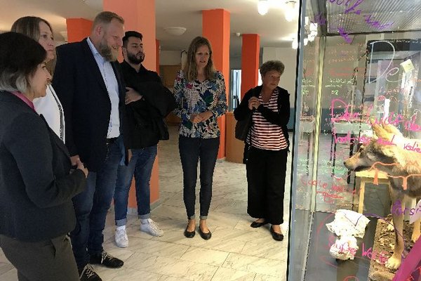 (v.l.) Dr. Ursula Warnke, Dr. Gabriele Andretta, Ulf Prange MdL, Adem Ahmad, Dr. Christina Barilaro und Hanna Naber MdL in der Cafeteria