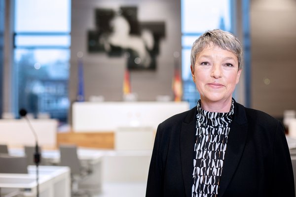 Klick auf das Bild öffnet eine vergrößerte Ansicht in einem Overlay. Zum Schließen des Overlays die ESC-Taste drücken. Hanna Naber, Präsidentin des Niedersächsischen Landtages.'}