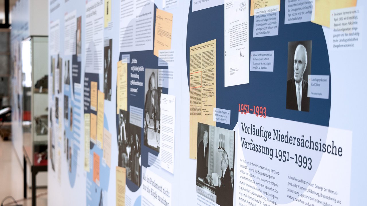 Bild: © Niedersächsischer Landtag Verschiedene Infotafeln geben Einblicke in die Geschichte des Landtages.