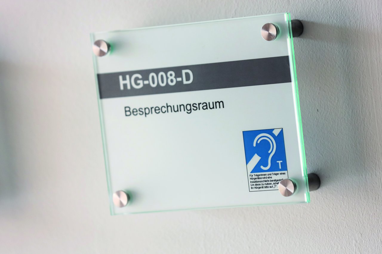 Bild: © Tom Figiel Hinweisschild für Gehörlose