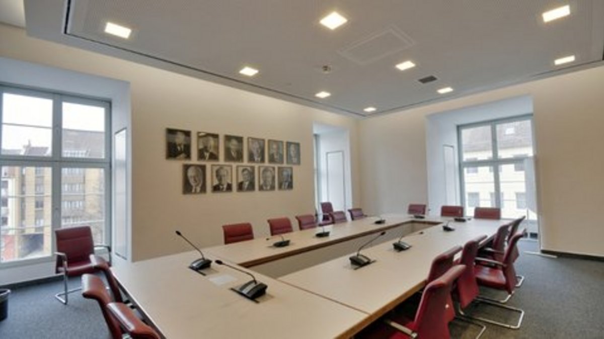 Click opens a magnified version in an overlay. Click ESC to close the overlay. Committee meeting room with portraits of German federal presidents