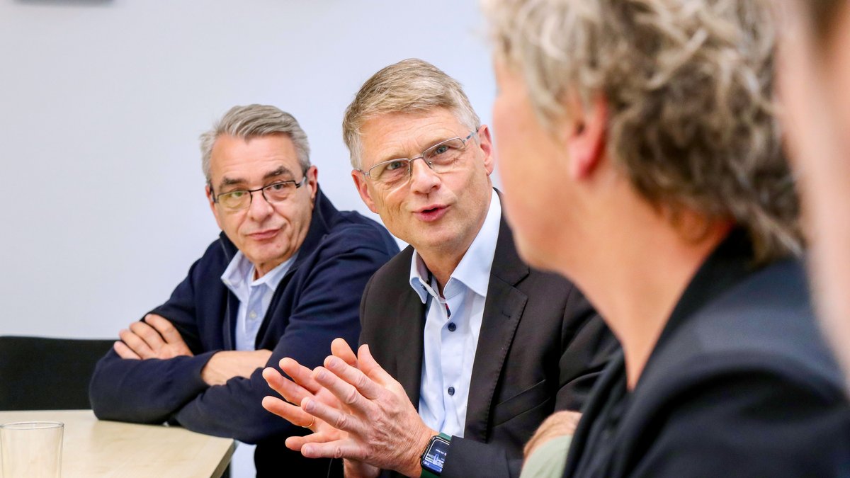 Landtagspräsidentin Hanna Naber im Gespräch mit zwei Herren