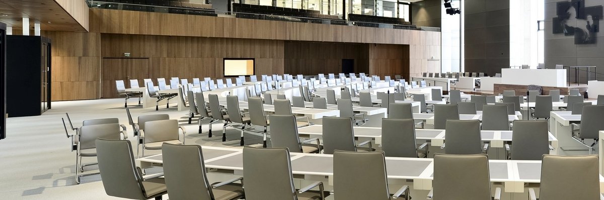 Der neue Plenarsaal im Oktober 2017: Blick über den Saal auf das neue Niedersachsenross hinter dem Präsidiumsplatz 