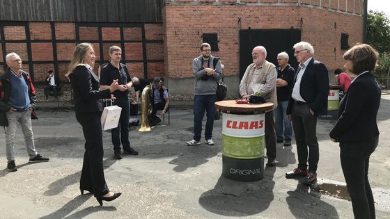 Dr. Gabriele Andretta (links) im Gespräch mit (rechts) Heinrich Drögemüller, Ratsmitglied Hans-Jürgen Drögemüller, Bürgermeister Hans-Hermann Hoff und Pastorin Ann-Kathrin Averbeck.