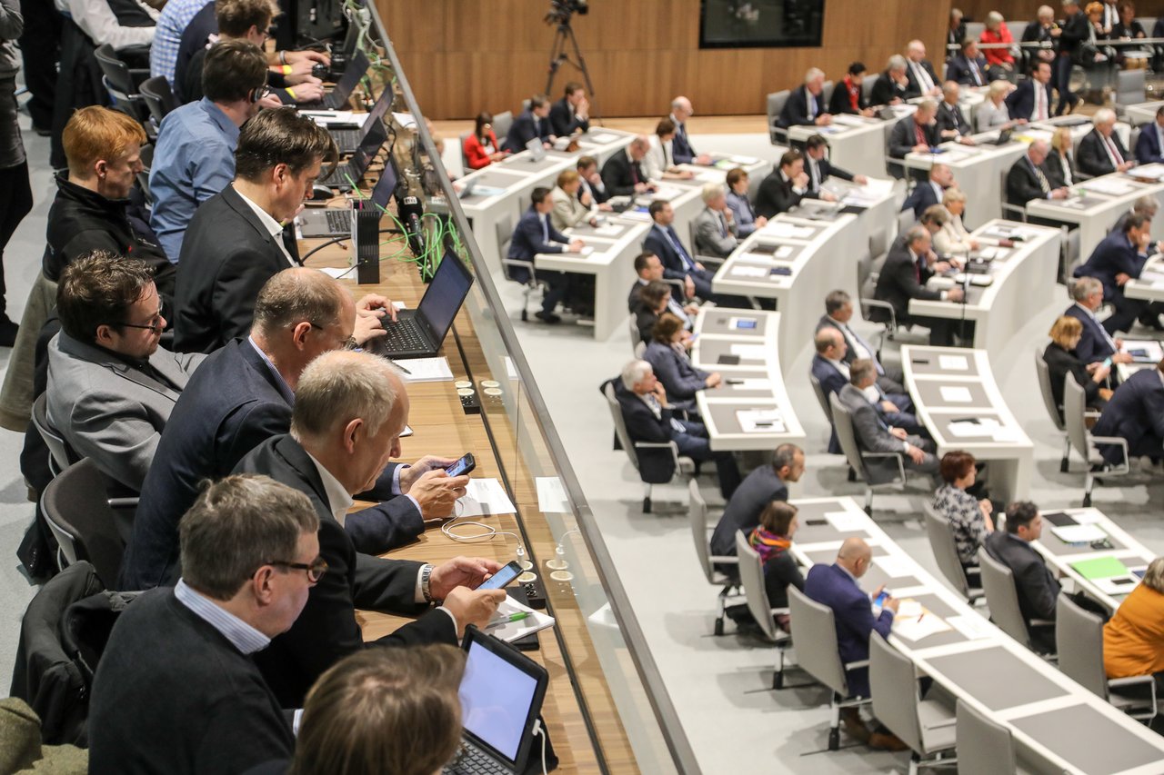 In public view: the media follow the plenary session from the press gallery