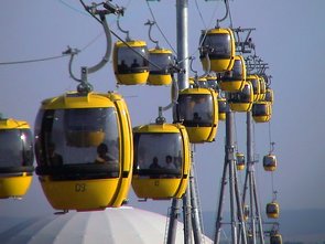 Bild: © JuergenG, CC BY-SA 3.0, via Wikimedia Commons Expo 2000: Seilbahn von der mittleren Seilbahnstation aus gesehen.