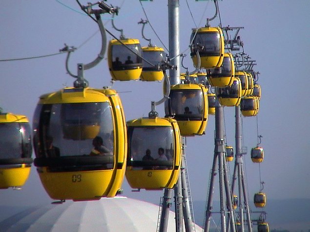 Expo 2000: Seilbahn von der mittleren Seilbahnstation aus gesehen.