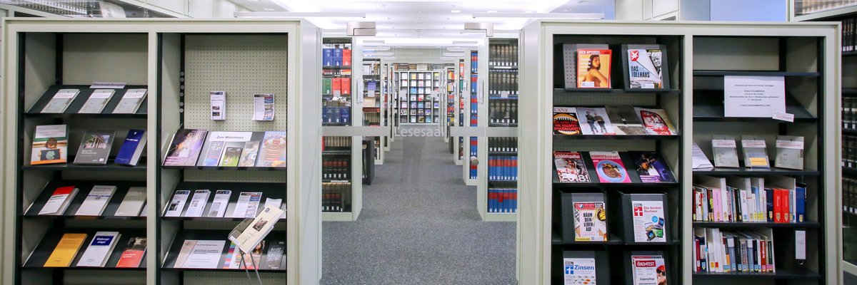 Bücherregale und Gänge im Eingangsbereich der Bibliothek.