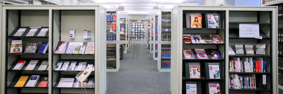 Bücherregale und Gänge im Eingangsbereich der Bibliothek.