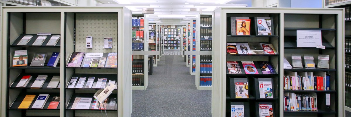 Bild: © Focke Strangmann Bücherregale und Gänge im Eingangsbereich der Bibliothek.