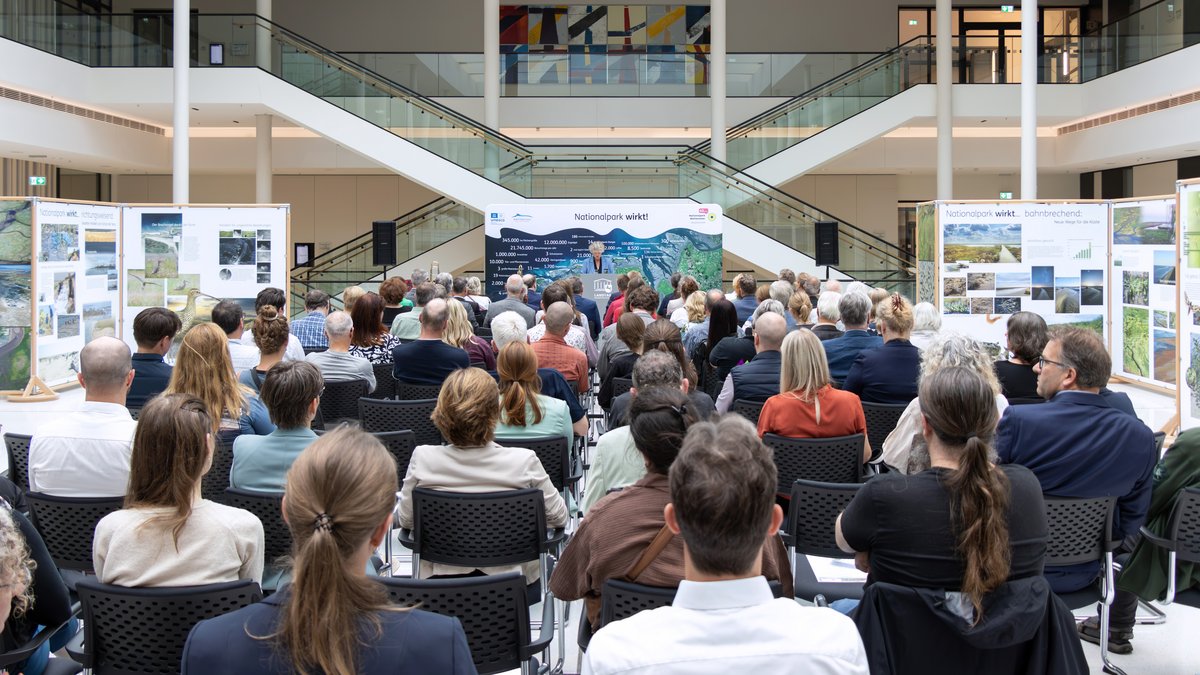 Das Publikum sitzt in der Portikushalle mit Blick auf die Niedersachsentreppe.