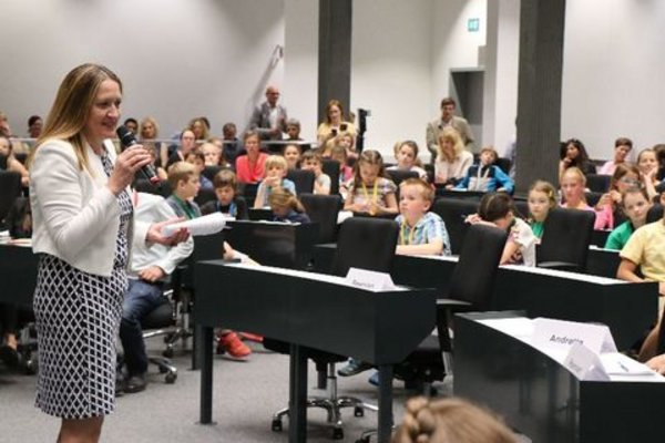 Erste landesweite Kinderkonferenz im Landtag am 5. Juni 2019: Landtagspräsidentin Dr. Gabriele Andretta spricht zu den Kindern