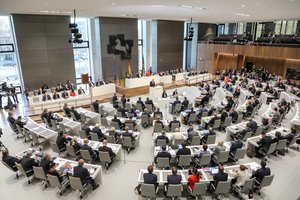 Bild: © Focke Strangmann Abgeordnete im Plenarsaal während einer Plenarsitzung.