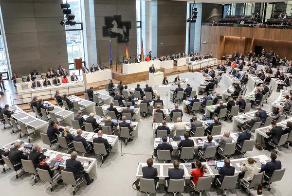 Bild: © Focke Strangmann Vollbesetzter Plenarsaal