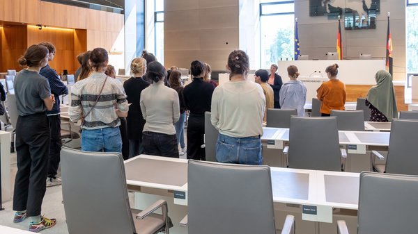 Bild: © Niedersächsischer Landtag Landtagspräsidentin Hanna Naber mit einer Gruppe von Studierenden der HAWK sowie deren Professorin und Professor im Plenarsaal.