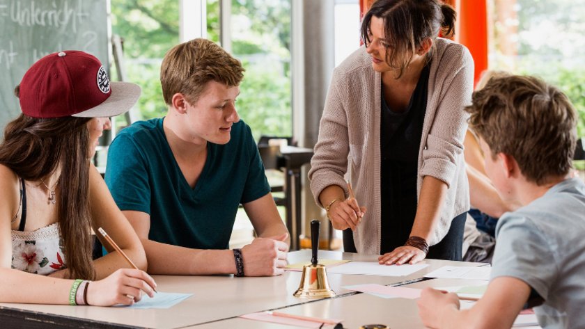 Lehrerin erklärt bei Gruppenarbeit