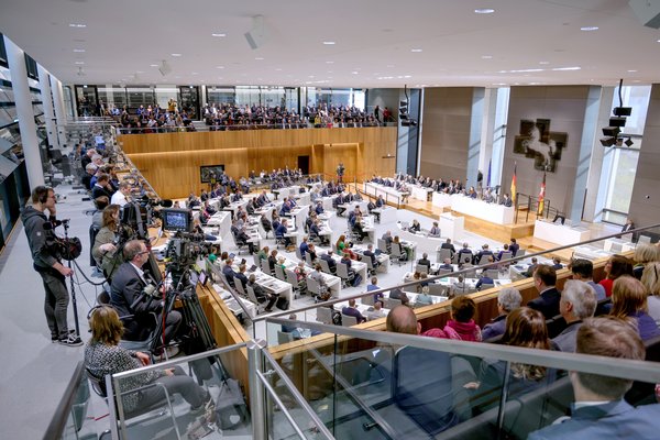 Voll besetzter Plenarsaal: Blick von der Tribüne