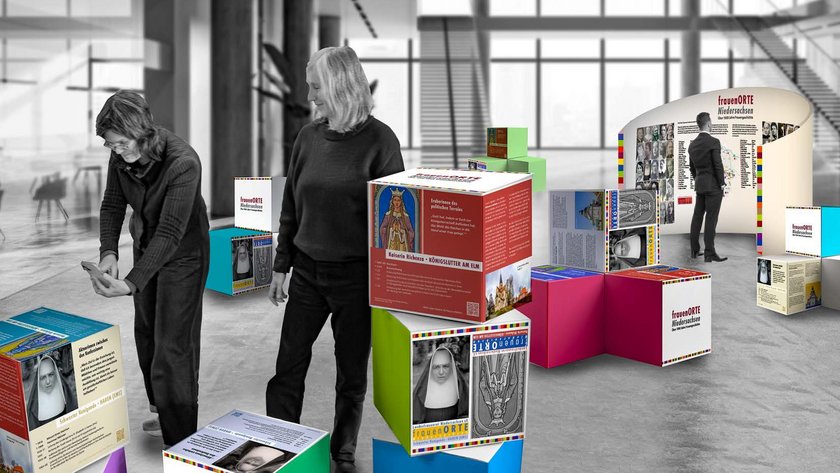 Menschen beim Aufbau einer Ausstellung