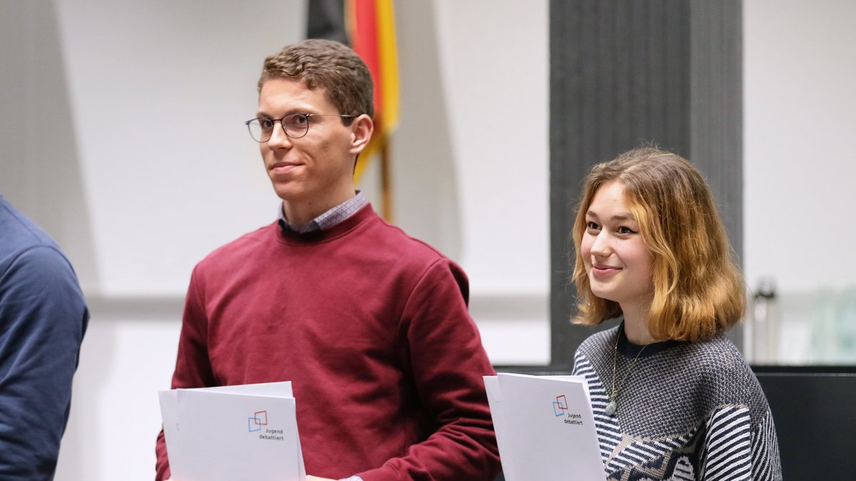 Die Gewinnerin und der Zweitplatzierte mit ihren Urkunden