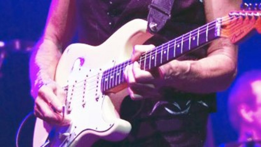 Ein Mann spielt E-Gitarre.