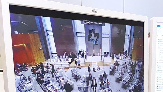Blick auf Bildschirm, auf dem Plenar-TV geöffnet ist.