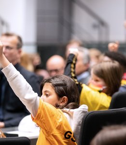Gruppe von Kindern während der Kinderkonferenz