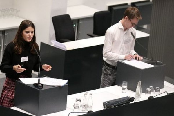 Generationengerechtigkeit im Fokus: Jugend debattiert Spezial im Landtag 