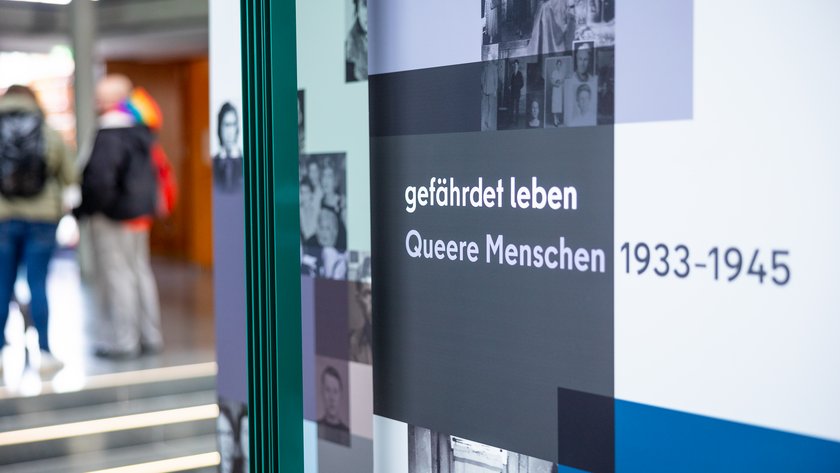 Ausstellungswand "Gefährdet leben".