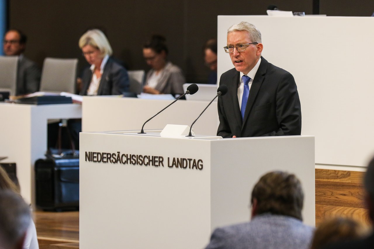 Bild: © Focke Strangmann Redner am Rednerpult im Plenarsaal