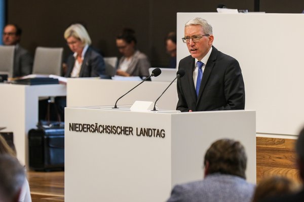 Bild: © Focke Strangmann Redner am Rednerpult im Plenarsaal