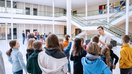 Kinder in der Portikushalle