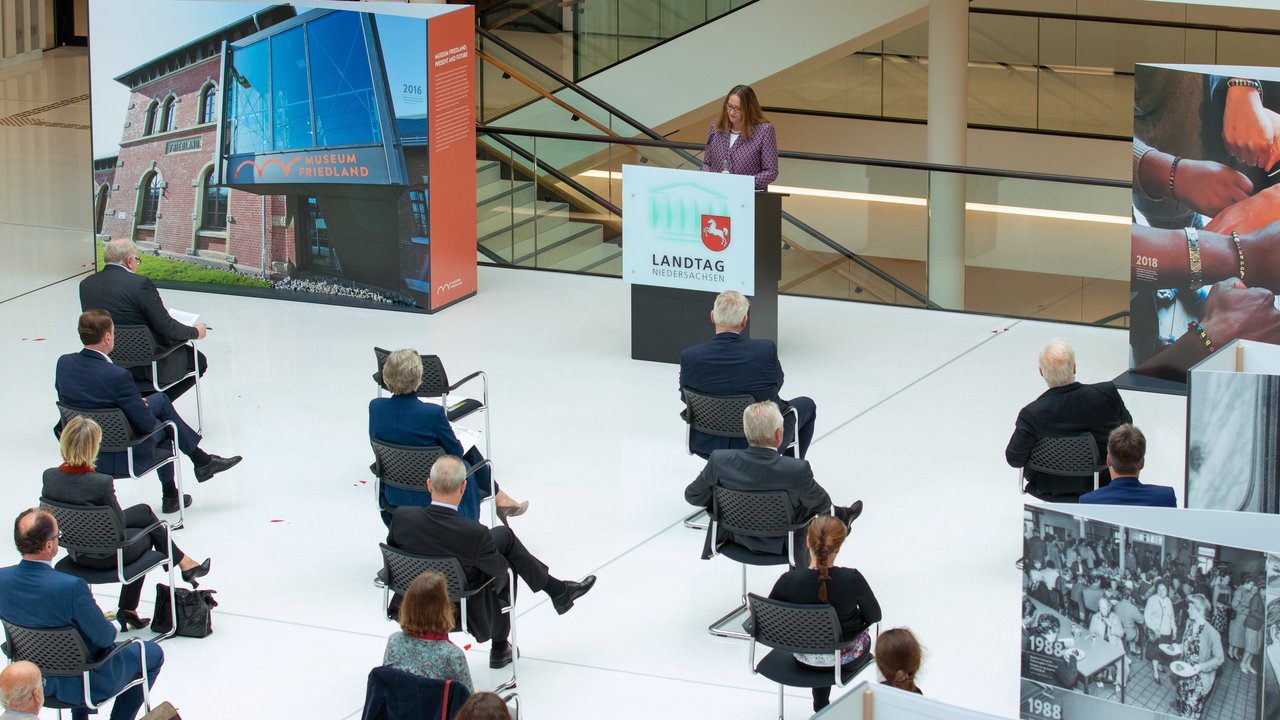 Bild: © Lea Schunk/Niedersächsischer Landtag Landtagspräsidentin Dr. Gabriele Andretta spricht ein Grußwort bei der Ausstellungseröffnungung