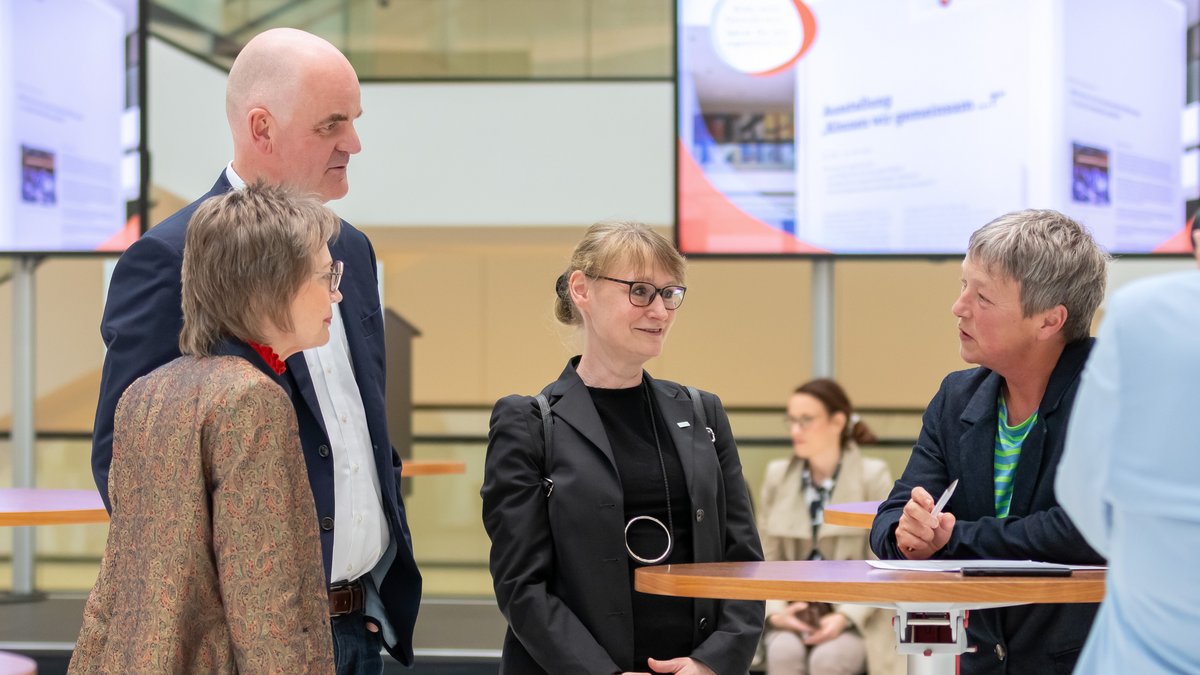 Hanna Naber, Präsidentin des Niedersächsischen Landtages (rechts) im Gespräch mit Prof. Katja Scholz Bürig (Vizepräsidentin Studium und Lehre der HAWK, links), Prof. Stefan Wölwer (Interaction Design) und Prof. Dr. Sabine Foraita (Designwissenschaft).