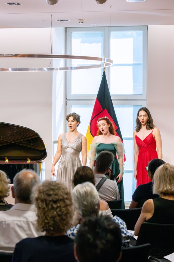 Chor mit drei Frauen auf der Bühne