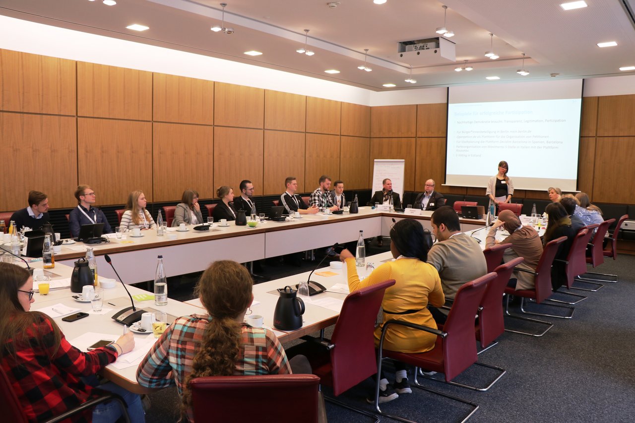 Bild: © Niedersächsischer Landtag Die Workshop-Arbeit fand in den Ausschussräumen des Landtages statt