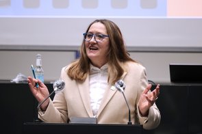 Bild: © Niedersächsischer Landtag Die Landtagspräsidentin am Rednerpult.