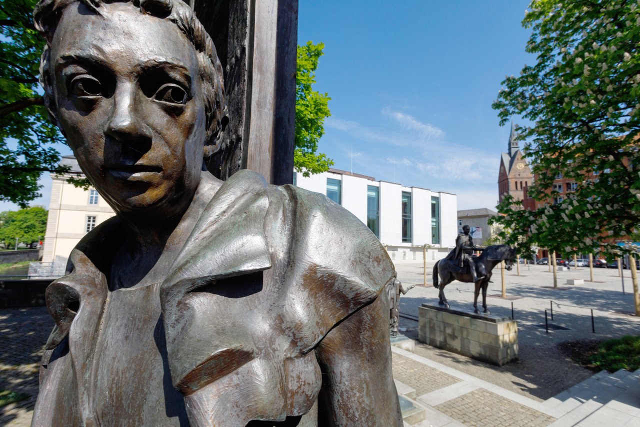Bronzefigur des Denkmals "Die Göttinger Sieben" vor dem Plenarsaalgebäude.