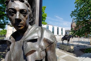 Bild: © Focke Strangmann Bronzefigur des Denkmals "Die Göttinger Sieben" vor dem Plenarsaalgebäude.