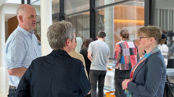 Bild: © Niedersächsischer Landtag Landtagspräsidentin Hanna Naber im Austausch mit der Professorin und dem Professor der Studierendengruppe aus Hildesheim.