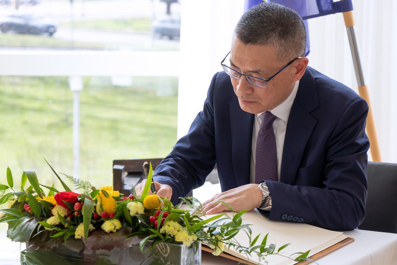 Bild: © Niedersächsischer Landtag Botschafter Vu Yuang Minh trägt sich in das Gästebuch ein.