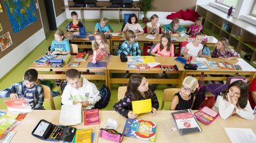 Schülerinnen und Schüler sitzen im Klassenraum Klick öffnet die Seite: Kultusausschuss