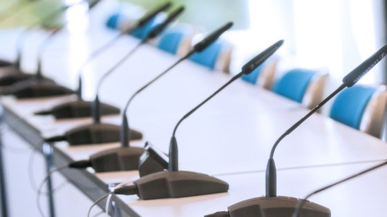 Mikrofone auf einem Sitzungstisch