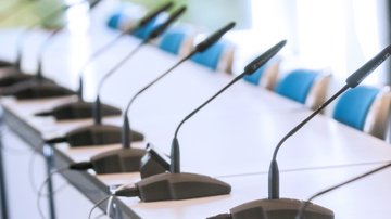 Mikrofone auf einem Sitzungstisch Klick öffnet die Seite: 26. Parlamentarischer Untersuchungsausschuss - "'Justizskandal' in Hannover im Verantwortungsbereich von Justizministerin Wahlmann sowie mögliche Informationsabflüsse in niedersächsischen Strafverfolgungsbehörden im Zusammenhang mit organisierter Drogen- und Bandenkriminalität"