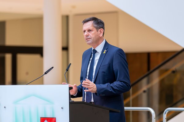 Bild: © Niedersächsischer Landtag Ministerpräsident Olaf Lies.