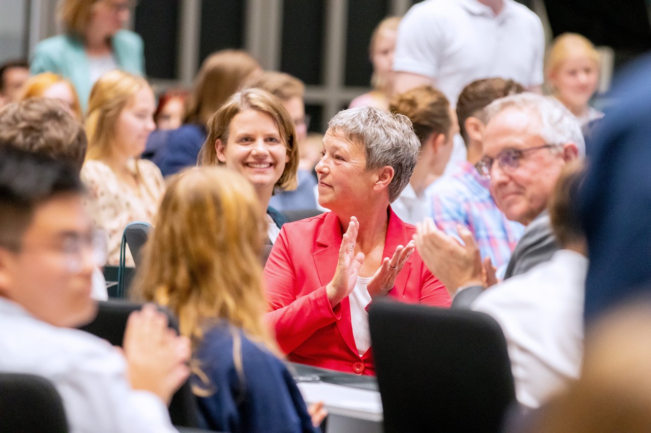Landtagspräsidentin und Gäste des Geschichtswettbewerbs