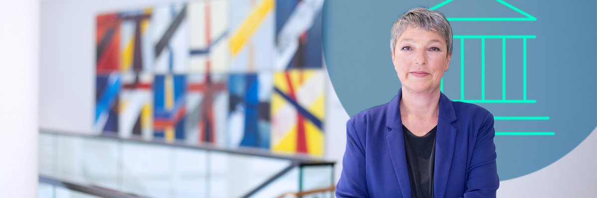 Bild: © Florian Müller Landtagspräsidentin Hanna Naber vor dem Bild "Richtungen"