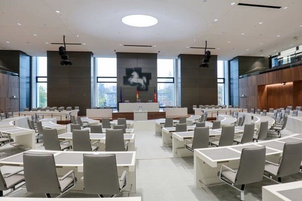 leerer Plenarsaal