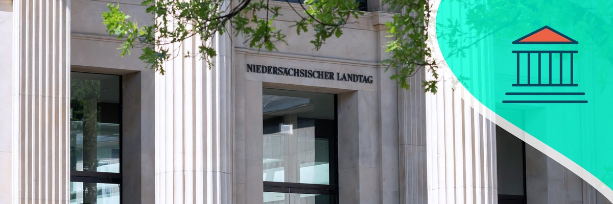 Foto vom Eingang des Landtages, über der Tür steht "Niedersächsischer Landtag". Rechts im Bild eine grelltürkise, halbtransparente Fläche mit einem Icon des Portikus darauf.