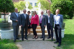 Bild: © Waske Begrüßung am Barkenhoff: Axel Miesner (v.l.), Bernd Lütjen, Beate C. Arnold, Dr. Gabriele Andretta, Stefan Schwenke, Jörg van den Berg und Matthias Jäger