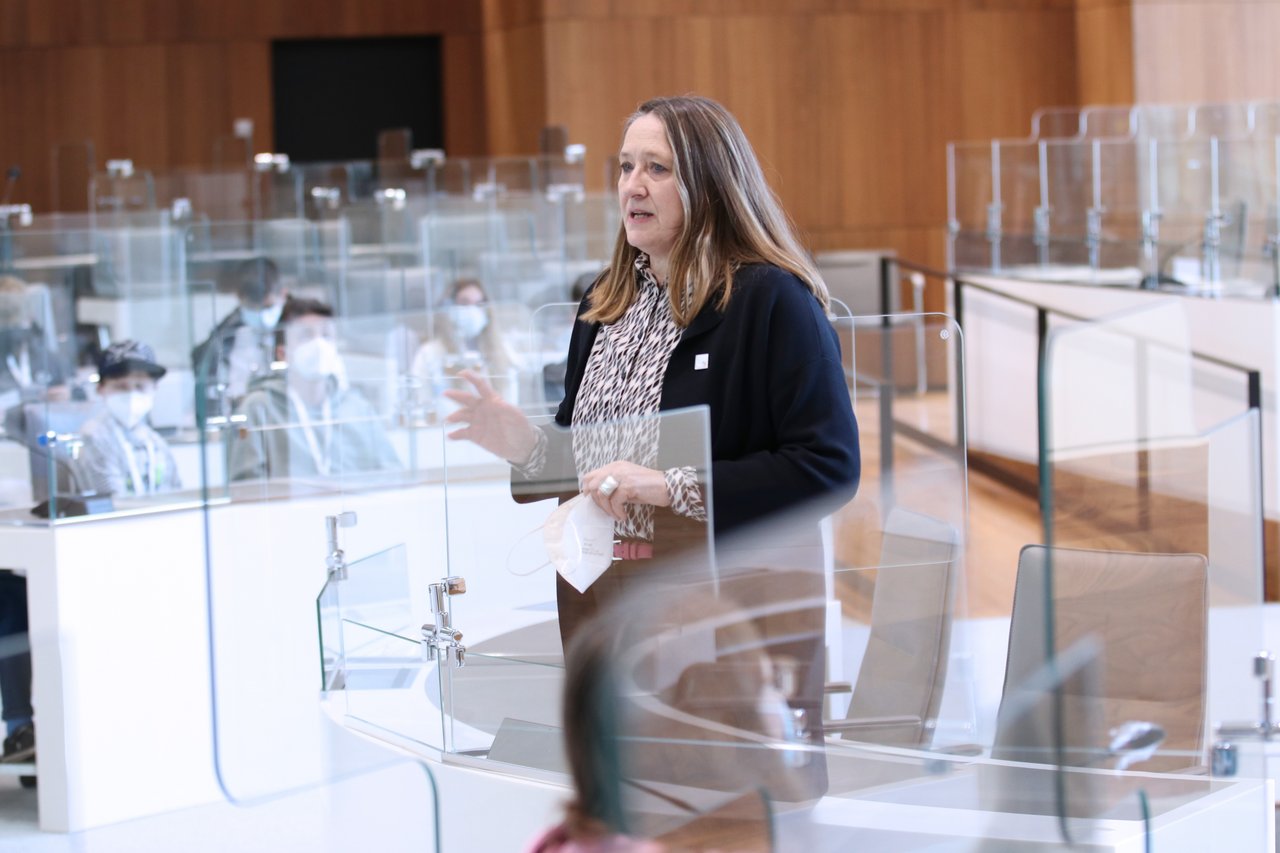 Die Landtagspräsidentin spricht im Plenarsaal mit Schülerinnen und Schülern.